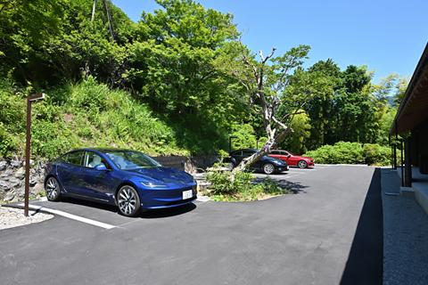 客室の近くに設けた駐車スペース
